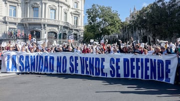 Unas 200.000 personas según la Delegación de Gobierno marchan durante una manifestación contra el desmantelamiento de la Atención Primaria en la Sanidad Pública, a 13 de noviembre de 2022, en Madrid (España). Esta marcha ha sido convocada por la Red de Solidaridad Popular de Latina y Carabanchel bajo el lema 'Madrid se levanta por la Sanidad Pública contra el Plan de Destrucción de la Atención Primaria', para protestar contra el modelo sanitario de la Comunidad madrileña y especialmente por la situación de Atención Primaria y las Urgencias Extrahospitalarias , que sustentan todo el sistema sanitario. Las urgencias extrahospitalarias han cubierto 22.000 asistencias desde su apertura el 27 de octubre. La marcha quiere apoyar la huelga indefinida de los médicos en centros de atención 24 horas que arrancó el 7 de noviembre para denunciar el caos y la desprotección a la población de un plan de urgencia extrahospitalaria puesto en marcha ‘sin personal suficiente’ para prestar el servicio.
13 NOVIEMBRE 2022;MARCHA;CONCENTRACIÓN;PROTESTA;SANIDAD PÚBLICA;PRIVATIZACIÓN;PRIVATIZACIÓN SANIDAD;REIVINDICACIÓN;SALUD;VENDO SANIDAD PÚBLICA;DETERIORO SANIDAD;RECORTES;SANIDAD PÚBLICA NO SE VENDE;AYUSO;BANCO DE ESPAÑA;FOTOGRAFÍA AÉREA;
Ricardo Rubio / Europa Press
13/11/2022