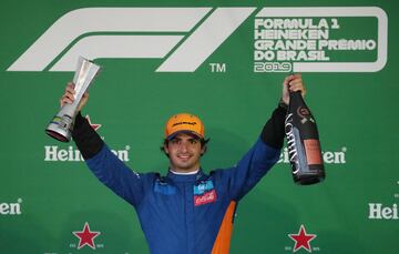 Carlos Sainz celebra su primer podio. Hamilton, que quedó tercero en carrera, se queda sin podio en Brasil tras ser sancionado con 5 segundos. 