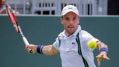 Roberto Bautista Agut devuelve la bola al franc&eacute;s Jo-Wilfried Tsonga durante el partido de la tercera ronda del Master 1.000 de Miami. 