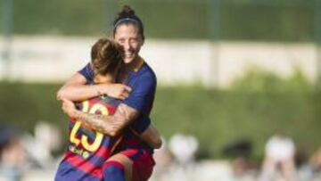 Leire Landa, de espaldas, abraza a Jenni Hermoso tras marcar.