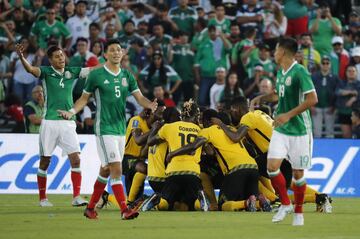 El verano terminó en tragedia para la Selección Mexicana. El equipo de Juan Carlos Osorio sumó otro fracaso a su historial al caer en el Rose Bowl de Pasadena 0-1 ante Jamaica en las semifinales de la Copa Oro y quedar eliminados de la carrera por el título de la Concacaf. El gol de los ‘Reggae Boyz’ lo convirtió Lawrence y el Tri no tuvo capacidad de reacción. Al final del encuentro, Osorio fue increpado por varios aficionados que pedían su salida. 
