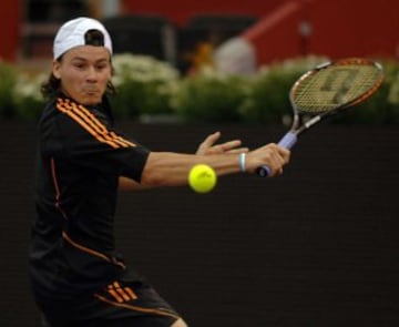 Estuvo a solo un set de ganar Roland Garros 2004 pero cayó increíblemente ante Gastón Gaudio. 