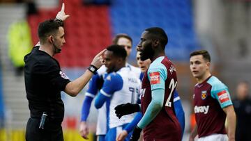 Soccer Football - FA Cup Fourth Round - Wigan Athletic vs West Ham United - DW Stadium, Wigan, Britain - January 27, 2018 West Ham United's Arthur Masuaku is sent off by referee Chris Kavanagh REUTERS/Andrew Yates