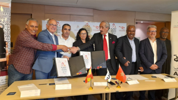 Representantes de la Real Federación Española de Ciclismo y la Real Federación Marroquí de Ciclismo, tras la firma de su acuerdo de colaboración en Rabat.