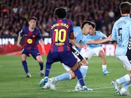 Yoel Lago derriba Lamine Yamal en la acción del penalti que decantó el partido entre el Barcelona y el Celta.