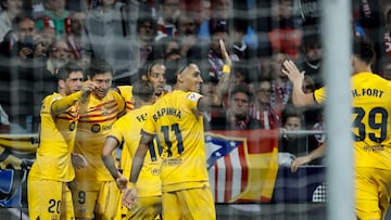 MADRID, 17/03/2024.- El delantero del Barcelona Robert Lewandowski (2i) celebra con sus compañeros el segundo gol de su equipo en el partido de Liga en Primera División que Atlético de Madrid y FC Barcelona disputan este domingo en el estadio Metropolitano. EFE/JuanJo Martín
