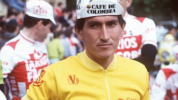 El ex ciclista colombiano Luis Alberto "Lucho" Herrera", posa con el maillot amarillo de campeón de la Vuelta a España en 1987.