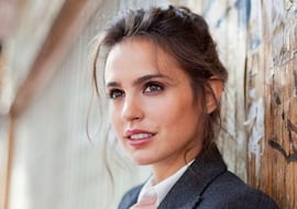 La nueva serie del director de ‘Fariña’ y ‘El cuerpo en llamas’ en Netflix es un thriller con asesinatos y llega justo a tiempo para el fin de semana