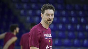 El jugador español Pau Gasol ha explicado que todavía le sigue "dando alguna vuelta más" a su futuro, ya que "no es una decisión fácil de tomar".