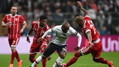 Bayern Munich&#039;s Chilean midfielder Arturo Vidal (R) and Bayern Munich&#039;s Austrian defender David Alaba (L) fight for the ball with Besiktas forward VxE1gner Love (C) during the second leg of the last 16 UEFA Champions League football match betwee