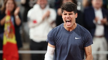 Carlos Alcaraz celebra su vicotia ante Stefanos Tsitsipas en Roland Garros.