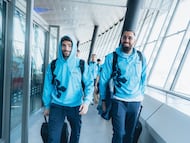 Javi Rueda y Borja Iglesias en el aeropuerto de Lyon.
