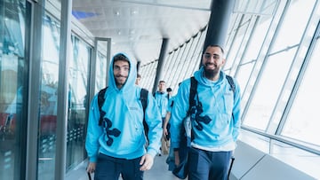 Javi Rueda y Borja Iglesias en el aeropuerto de Lyon.