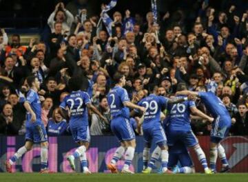 El jugador del Chelsea Gary Cahill celebra un gol ante el Galatasaray con sus compañeros.