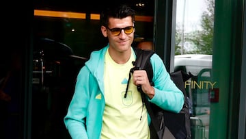 Álvaro Morata, portando las gafas y saliendo de un hotel con la Selección.