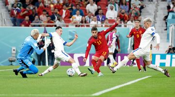 Era el primer partido de la Selección en la atípica cita mundialista de Qatar, el primero que se celebraba en invierno, y el estreno no pudo ser mejor. La Selección que dirigía Luis Enrique arrolló a la selección tica sin contemplaciones. Dani Olmo, Asensio, Ferran Torres, por partida doble, Gavi, Soler y Morata.