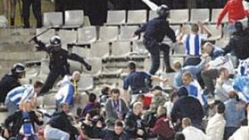 <b>LAMENTABLE. </b>Los actos vandálicos en la zona de la puerta 8 marcaron el transcurso del derby, el sábado.