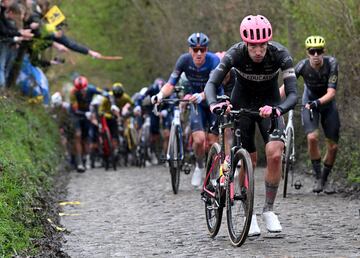 El ciclista alem¨¢n Jonas Rutsch compiten pasando por el sector adoquinado de Taaienberg.