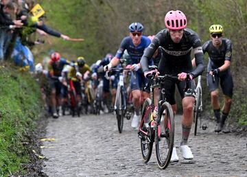 El ciclista alemán Jonas Rutsch compiten pasando por el sector adoquinado de Taaienberg. 