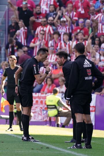El árbitro del encuentro, Sánchez Martínez, avisa al entrenador del Atlético de Madrid, Simeone. 