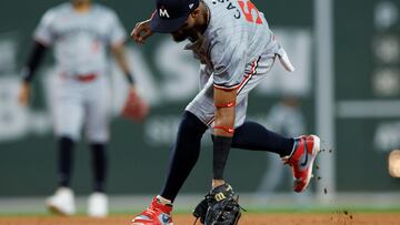 Boston (United States), 21/09/2024.- Minnesota Twins second baseman Willi Castro fields the ball during the third inning of the Major League Baseball (MLB) game between the Boston Red Sox and the Minnesota Twins in Boston, Massachusetts, USA, 20 September 2024. EFE/EPA/CJ GUNTHER