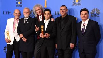 El actor Rami Malek posando con el Globo de Oro 2019 a mejor actor de drama junto a  Graham King, Brian May y Mike Myers