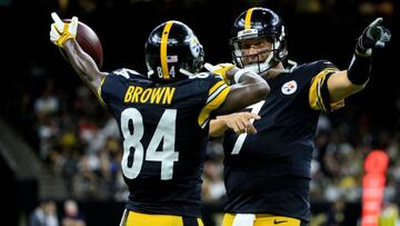 Aug 26, 2016; New Orleans, LA, USA; Pittsburgh Steelers quarterback Ben Roethlisberger (7) celebrates after a touchdown with wide receiver Antonio Brown (84) during the first half of a preseason game against the New Orleans Saints at Mercedes-Benz Superdome. Mandatory Credit: Derick E. Hingle-USA TODAY Sports