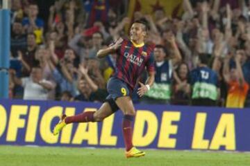 Alegría de Alexis por su gol 2-0 durante el partido de Liga correspondiente a la décima jornada de liga entre el Barcelona y el Real Madrid en el Camp Nou.
