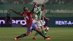 Dani Ceballos disputa el bal&oacute;n con Lo&eacute; durante el Betis-Osasuna.