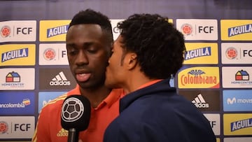 El cari&ntilde;o de Cuadrado con Davinson en medio de una entrevista.