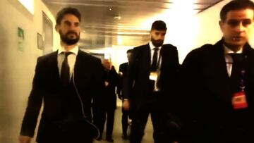 El gesto de Isco lo dice todo: entró el último y no sabía adónde ir