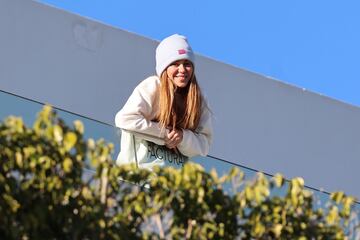 Shakira sale al balcón de su casa para hablar con fans a 21 de Enero  de 2023 en Barcelona (España).
SHAKIRA;FANS
Raúl Terrel / Europa Press
21/01/2023