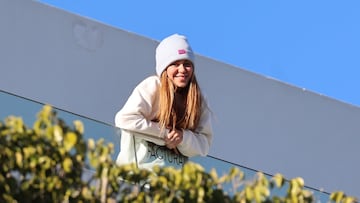 Shakira sale al balcón de su casa para hablar con fans a 21 de Enero  de 2023 en Barcelona (España).
SHAKIRA;FANS
Raúl Terrel / Europa Press
21/01/2023