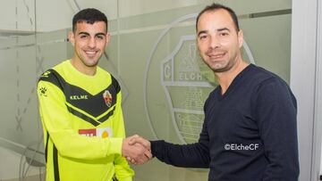 El Elche hace oficial la cesi¨®n del delantero Carlos Castro