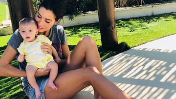 Pilar Rubio inicia un debate por un v&iacute;deo en nataci&oacute;n junto a su hijo Alejandro.