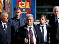 GRAFCAT8073. BARCELONA, 09/02/2026.- El presidente del FC Barcelona, Joan Laporta, junto a varios de sus directivos tras la reunión de la junta directiva en la que Laporta ha dimitido para poder presentarse a las elecciones que el FC Barcelona ha convocado este lunes para el próximo 15 de marzo. EFE/Toni Albir