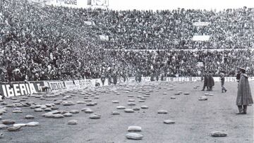 27/03/12  VALENCIA HISTORIA DEL ESTADIO MESTALLA FOTO HISTORICA BIOGRAFIA 
PROTESTAS SEGUIDORES ALMOHADILLAS COJINES