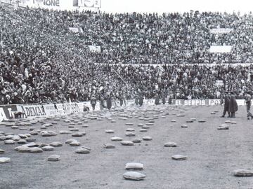 27/03/12  VALENCIA HISTORIA DEL ESTADIO MESTALLA FOTO HISTORICA BIOGRAFIA 
PROTESTAS SEGUIDORES ALMOHADILLAS COJINES