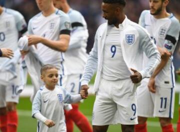 England's Jermain Defoe with mascot Bradley Lowery before the match.