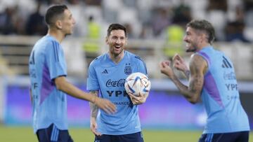 Messi sonríe durante el entrenamiento a puerta abierta de la selección argentina en Abu Dabi, ante más de 15.000 seguidores.