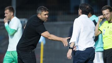 Eduardo Coudet le da la mano a Marcelino Garc&iacute;a Toral a la conclusi&oacute;n del partido entre el Celta y el Athletic en Bala&iacute;dos.