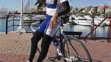 <b>NUEVO MAILLOT.</B> Aitor González posó ayer con los colores del Fassa Bortolo en el Puerto de Alicante.