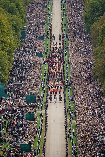 La Procesión Ceremonial del ataúd de la Reina Isabel II recorre el Long Walk hasta llegar al Castillo de Windsor para el Servicio de Sepelio en la Capilla de San Jorge.

 
 