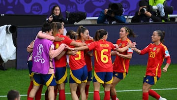 Soccer Football - UEFA Women's Euro 2025 - Group B - Spain v Belgium - Stockhorn Arena, Thun, Switzerland - July 7, 2025 Spain's Esther Gonzalez celebrates scoring their third goal with teammates REUTERS/Annegret Hilse