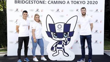Javier G&oacute;mez Noya, Lydia Valent&iacute;n y Sergio Rodr&iacute;guez con la mascota de Tokio 2020.
 