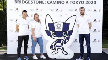 Javier Gómez Noya, Lydia Valentín y Sergio Rodríguez con la mascota de Tokio 2020.