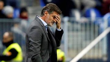 Míchel se lamenta durante el Málaga - Betis.