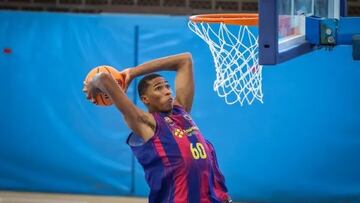 Mohamed Dabone, pívot del Barça, se lanza a hacer un mate ante el Joventut en la 7ª jornada de la Liga U.