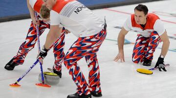 Con Gran Bretaña como sus rivales, los noruegos utilizaron estos pantalones con remolinos psicodélicos de los colores de su bandera, haciendo alusión a la década de los 60's.