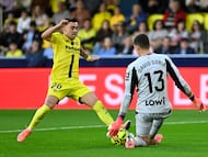 VILA-REAL (CASTELLÓN), 06/12/2025.- Moleiro, del Villarreal, ante el portero David Soria, del Getafe, durante el partido de LaLiga EA Sports disputado este sábado en el Estadio de la Cerámica de Vila-Real (Castellón). EFE/ Andreu Esteban